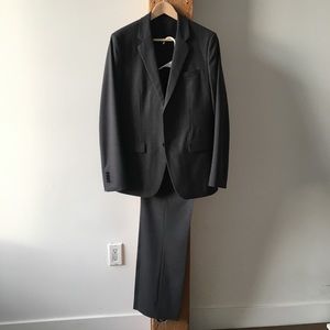 Men’s theory suit in grey